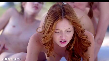 Лесбийская групповуха на природе с прекрасными молодыми девками