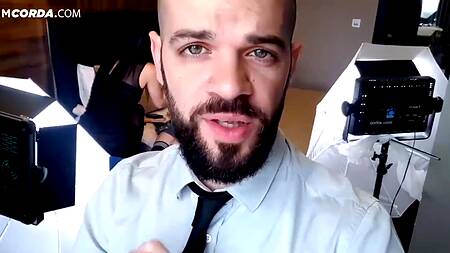 Доставщик пиццы страстно отодрал трех сучек с красивыми фигурами