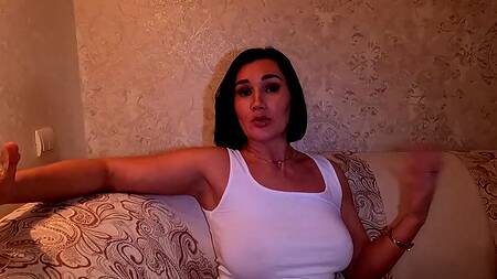 Зрелая мамочка прыгает на члене молодого сына от первого лица