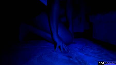 Зрелая мамочка прыгает на члене молодого сына от первого лица