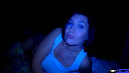 Зрелая мамочка прыгает на члене молодого сына от первого лица