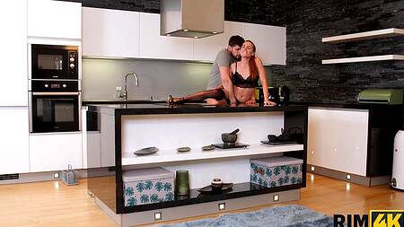 Девушка лижет анал сантехнику и получает от этого кайф