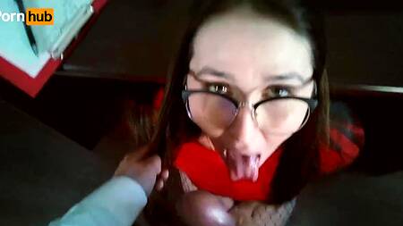 Начальник пялит раком секретаршу в сексуальных колготках