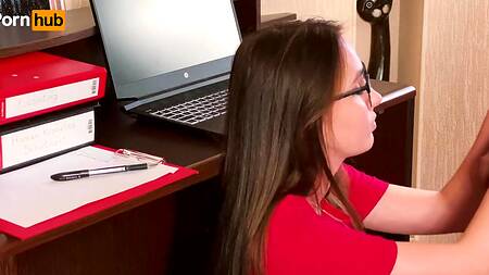 Начальник пялит раком секретаршу в сексуальных колготках