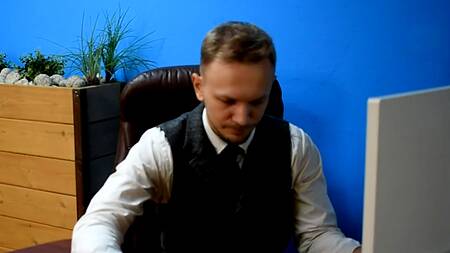 Сексапильная секретарша отдалась боссу на рабочем столе