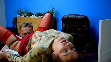 Сексапильная секретарша отдалась боссу на рабочем столе