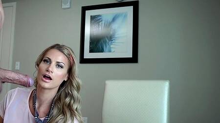 Блондинка подставила красивую попку под жилистый хуй бойфренда