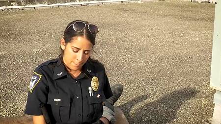 Чернокожий преступник пялит жопастых сучек в полицейской форме