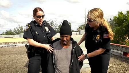 Чернокожий преступник пялит жопастых сучек в полицейской форме