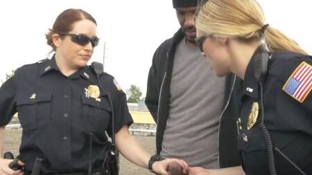 Чернокожий преступник пялит жопастых сучек в полицейской форме