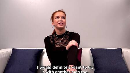 Рыжеволосая краля трясет большими сиськами прыгая на члене порно агента