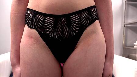 Рыжеволосая краля трясет большими сиськами прыгая на члене порно агента