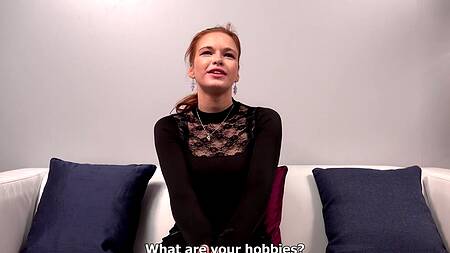 Рыжеволосая краля трясет большими сиськами прыгая на члене порно агента