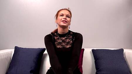 Рыжеволосая краля трясет большими сиськами прыгая на члене порно агента