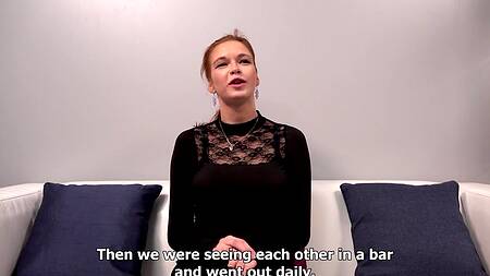 Рыжеволосая краля трясет большими сиськами прыгая на члене порно агента