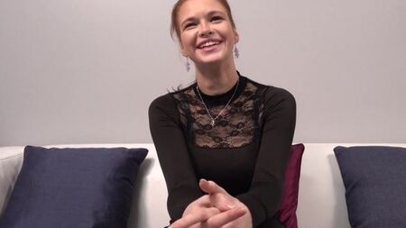 Рыжеволосая краля трясет большими сиськами прыгая на члене порно агента