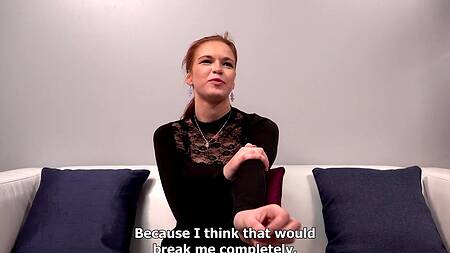 Рыжеволосая краля трясет большими сиськами прыгая на члене порно агента