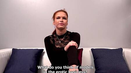 Рыжеволосая краля трясет большими сиськами прыгая на члене порно агента