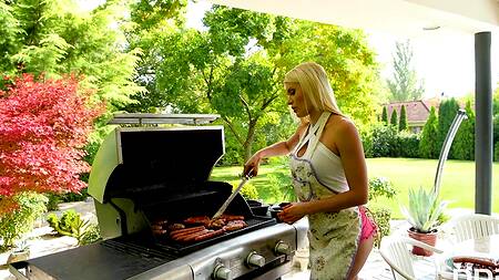 Мужики пялит во все дыры сексапильную блонду с большими титьками