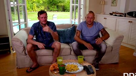 Мужики пялит во все дыры сексапильную блонду с большими титьками