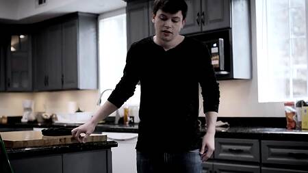 Худенькая блондинка оргазмирует на огромном фаллосе молодого самца