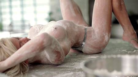 Фантастическая эротика с грудастой загорелой блондинкой