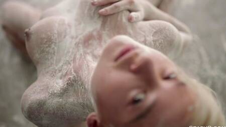 Фантастическая эротика с грудастой загорелой блондинкой