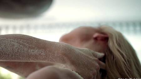 Фантастическая эротика с грудастой загорелой блондинкой