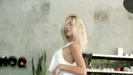 Фантастическая эротика с грудастой загорелой блондинкой