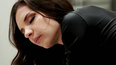 Брюнетка в кожаном костюме оргазмируют от действий горячего мужика
