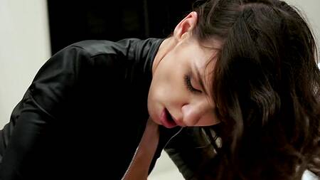 Брюнетка в кожаном костюме оргазмируют от действий горячего мужика
