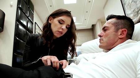 Брюнетка в кожаном костюме оргазмируют от действий горячего мужика