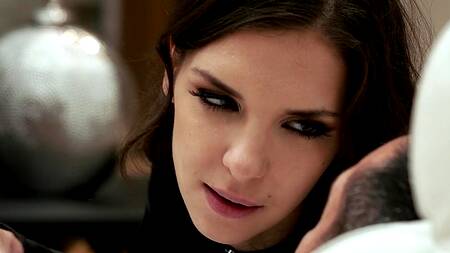 Брюнетка в кожаном костюме оргазмируют от действий горячего мужика