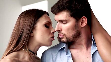 Незабываемый анальный секс двумя девушками в красивом белье