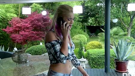 Два мужика жестко ебут в очко сексапильную блондинку