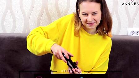 Пацан присунул в рот русской геймерше с геймпадом в руках