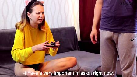 Пацан присунул в рот русской геймерше с геймпадом в руках