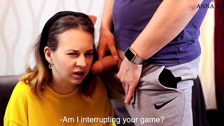 Пацан присунул в рот русской геймерше с геймпадом в руках