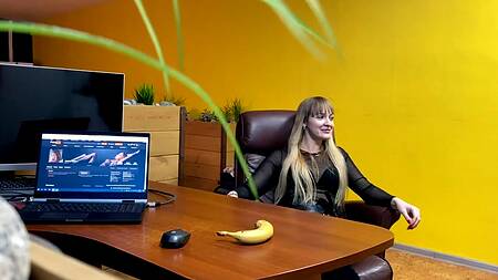 Начальник оприходовал на работе секретаршу с большой жопой