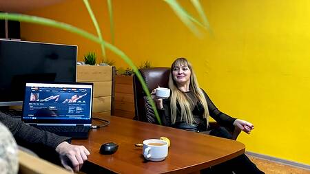 Начальник оприходовал на работе секретаршу с большой жопой