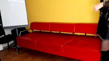 Начальник оприходовал на работе секретаршу с большой жопой