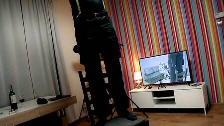 Отодрал двух красивых нимфоманок и мощно кончил им на мордашки