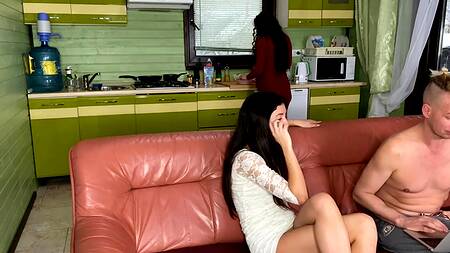 Чувак изменяет беременной жене у нее за спиной с ее лучшей подругой