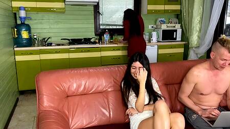 Чувак изменяет беременной жене у нее за спиной с ее лучшей подругой