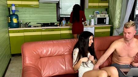 Чувак изменяет беременной жене у нее за спиной с ее лучшей подругой