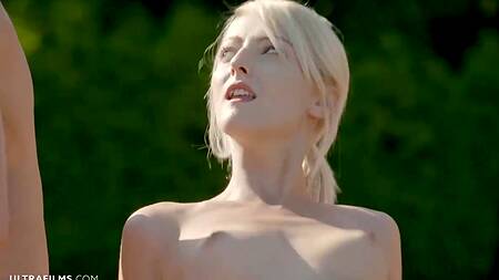 Паренек отодрал трех худышек на футбольном поле и мощно кончил им в рот