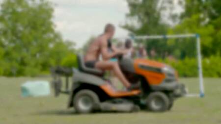 Паренек отодрал трех худышек на футбольном поле и мощно кончил им в рот