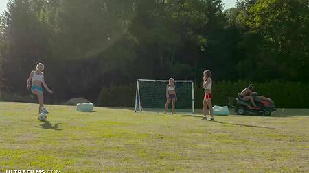 Паренек отодрал трех худышек на футбольном поле и мощно кончил им в рот