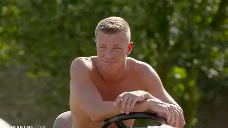 Паренек отодрал трех худышек на футбольном поле и мощно кончил им в рот