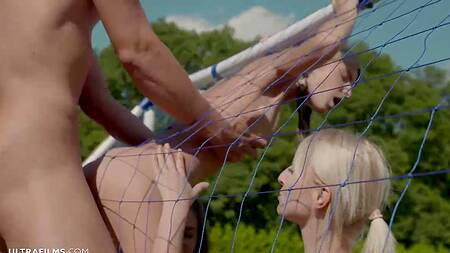 Паренек отодрал трех худышек на футбольном поле и мощно кончил им в рот